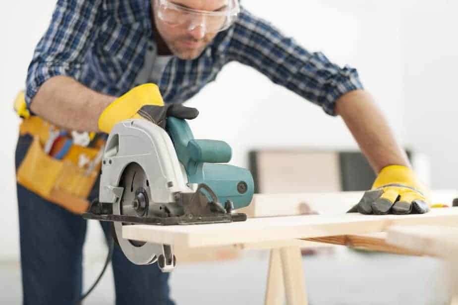 How To Use A Circular Saw - Beginners Guide